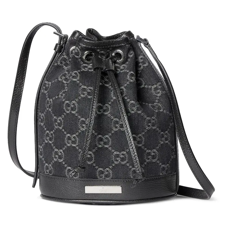 Mini bucket bag adorned with Gucci logo