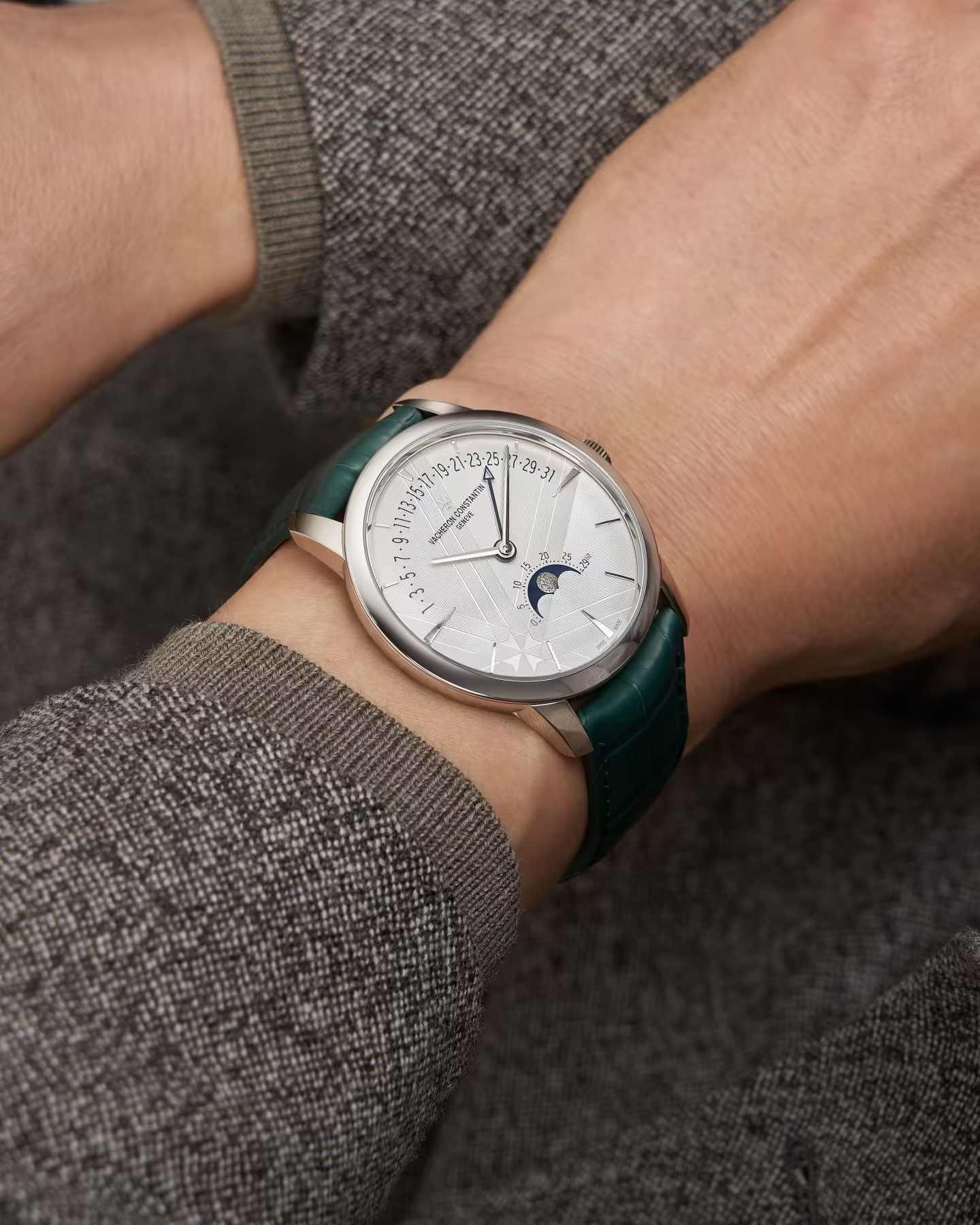 Moon phase retrograde calendar wristwatch - Image 3